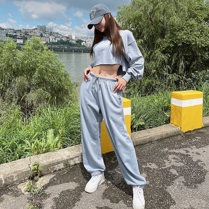 Kvinders afslappede loungewear sæt med kort sweatshirt og behagelige joggingbukser Stilla