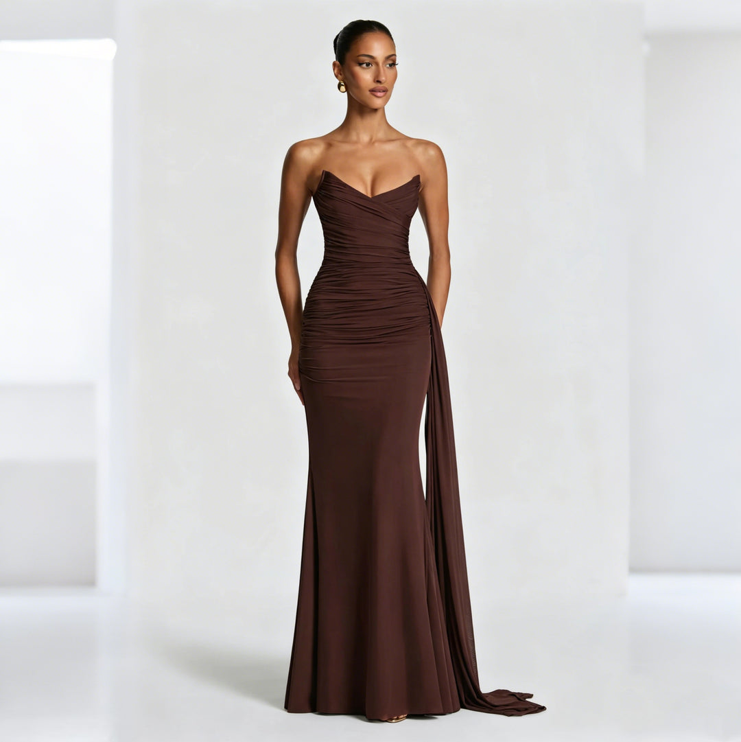 Dame Elegant og figursyet aftenkjole med asymmetrisk draperinger Skovae