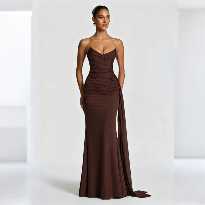 Dame Elegant og figursyet aftenkjole med asymmetrisk draperinger Skovae