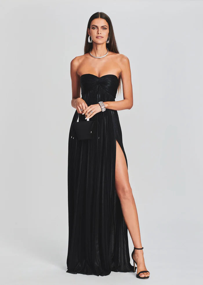 Kvinders aftenkjole med off-shoulder design og elegant slidser Skovae