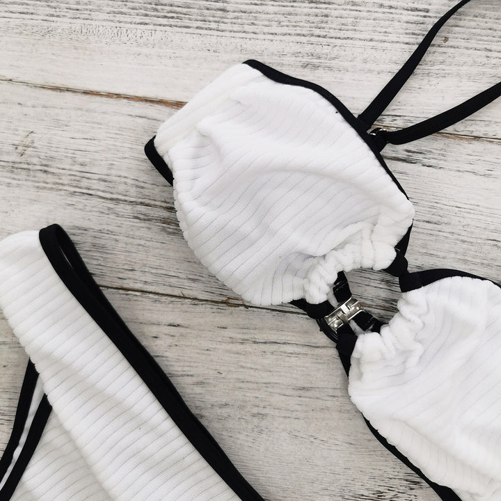 Dame bikini-sæt med elastisk rynkning og dekorative stropper Stilla