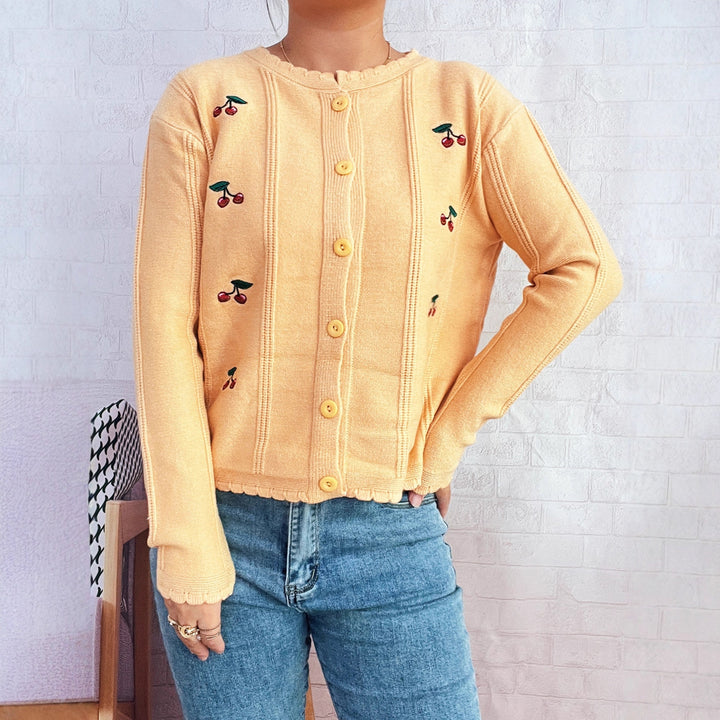 Dame legende cardigan med kirsebærmotif og flæsekrave Stilla