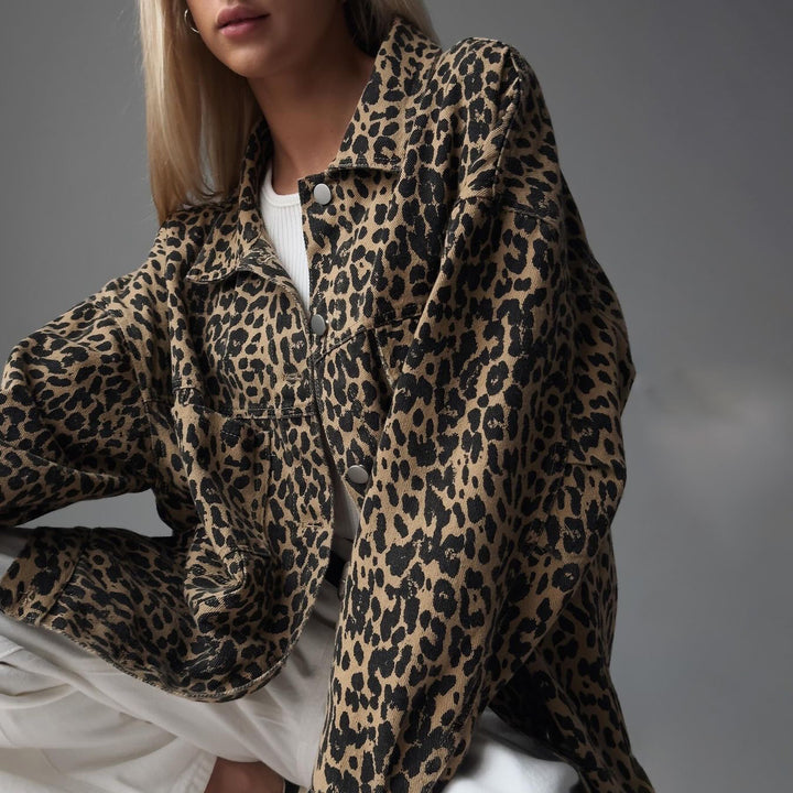 Kvindernes trendy oversized denimjakke med leopardprint Stilla