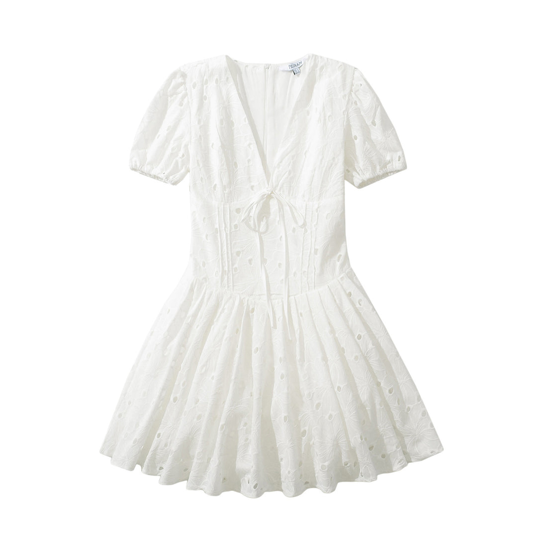 Femme Mini Kjole med broderede Øjenhuller Stilla