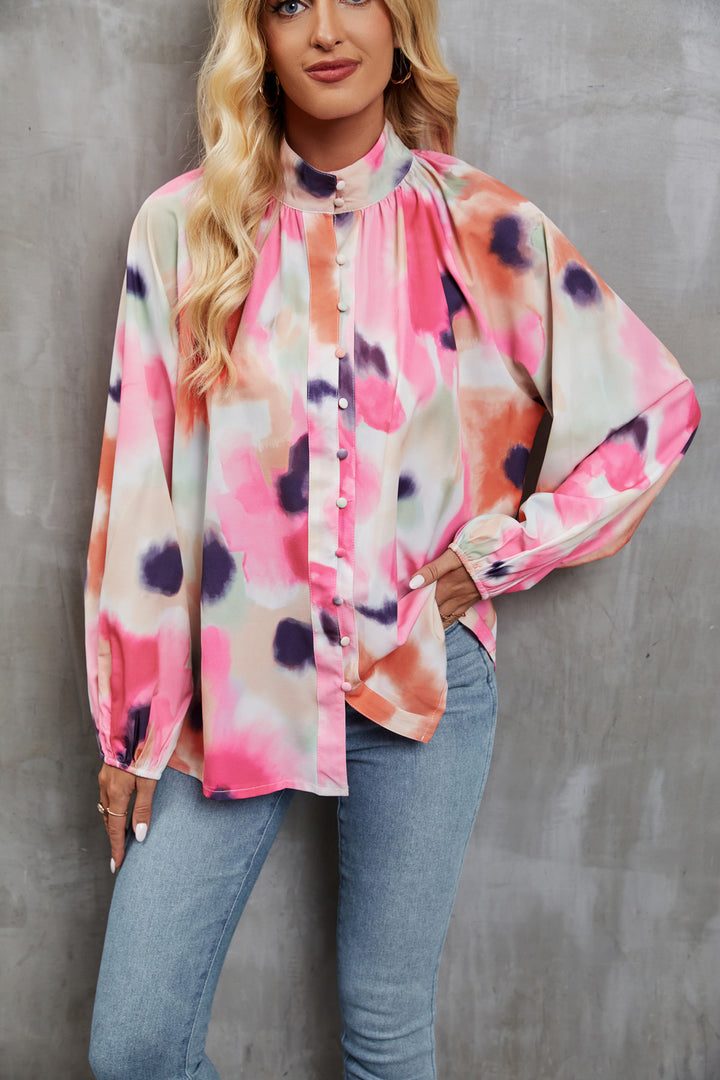 Damebluse med farverig blomsterprint og sløjfekrave Stilla