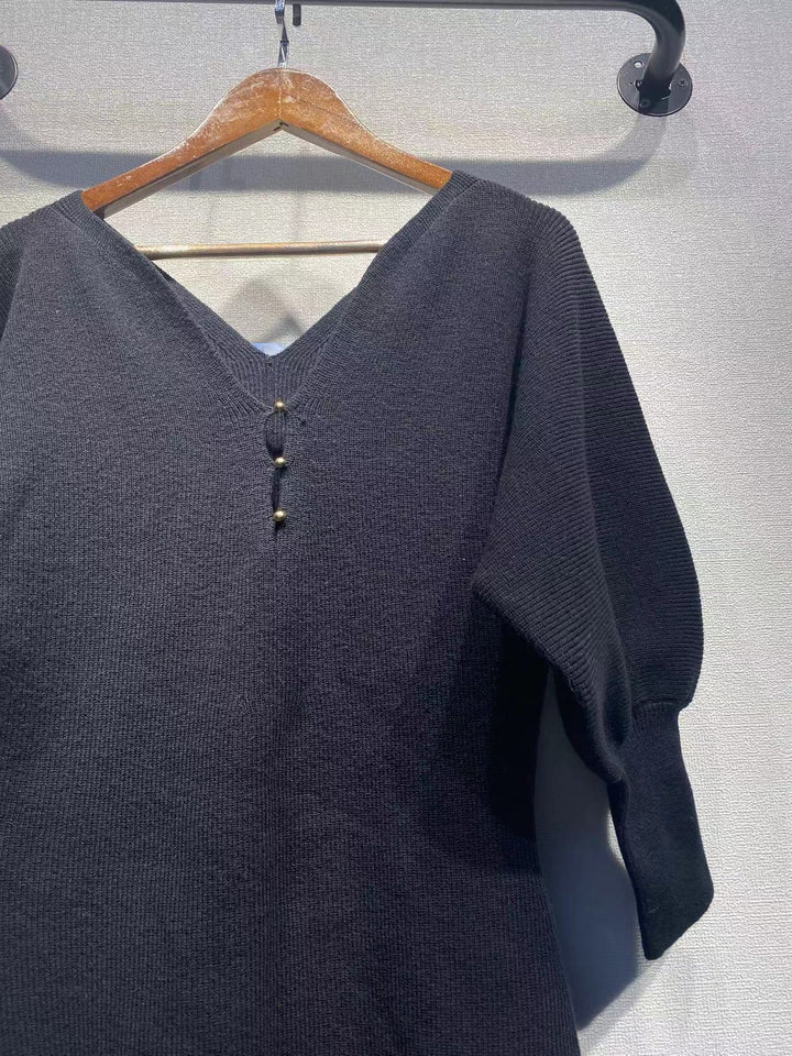 Dame strikkjole med dyb V-hals og elegante pufærmer Stilla