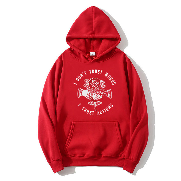 Kvinders hoodie med ekspressivt design og hyggeligt interiør Skovae