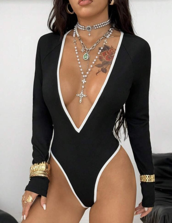 Dame bodysuit med dybt V-udskæring og elegante kontrastsyninger Skovae