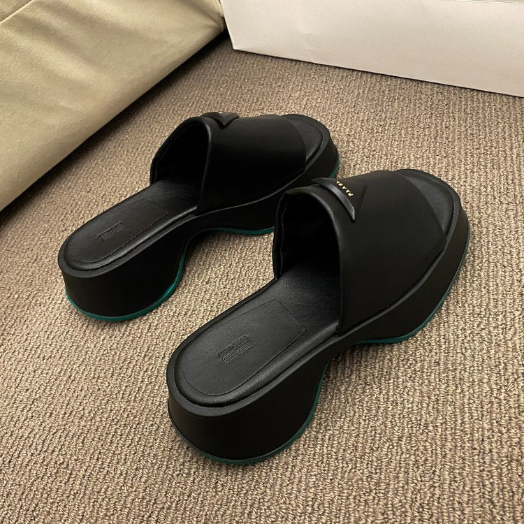 Dame Wedge-Pantoletten med moderne design og behagelig remføring Stilla