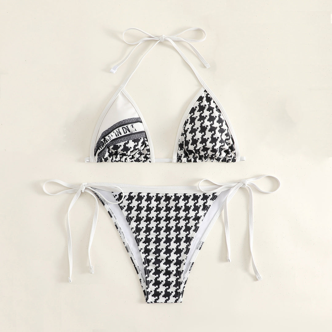Dame One Piece Badedragt med criss-cross stropper og moderne grafikdesign Stilla