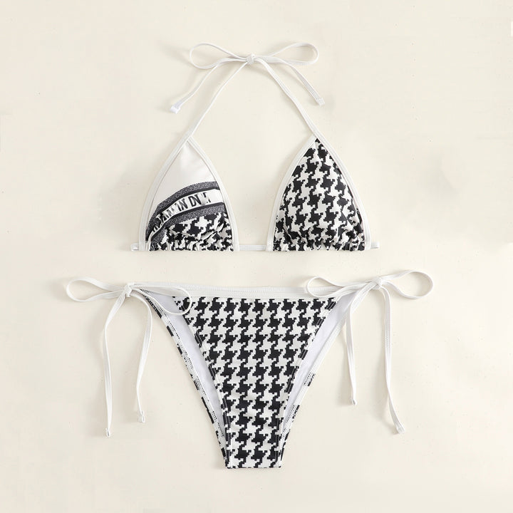 Dame One Piece Badedragt med criss-cross stropper og moderne grafikdesign Stilla
