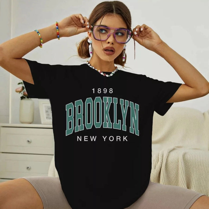 Dame T-shirt med sporty Brooklyn-design og afslappet oversized-snit Stilla