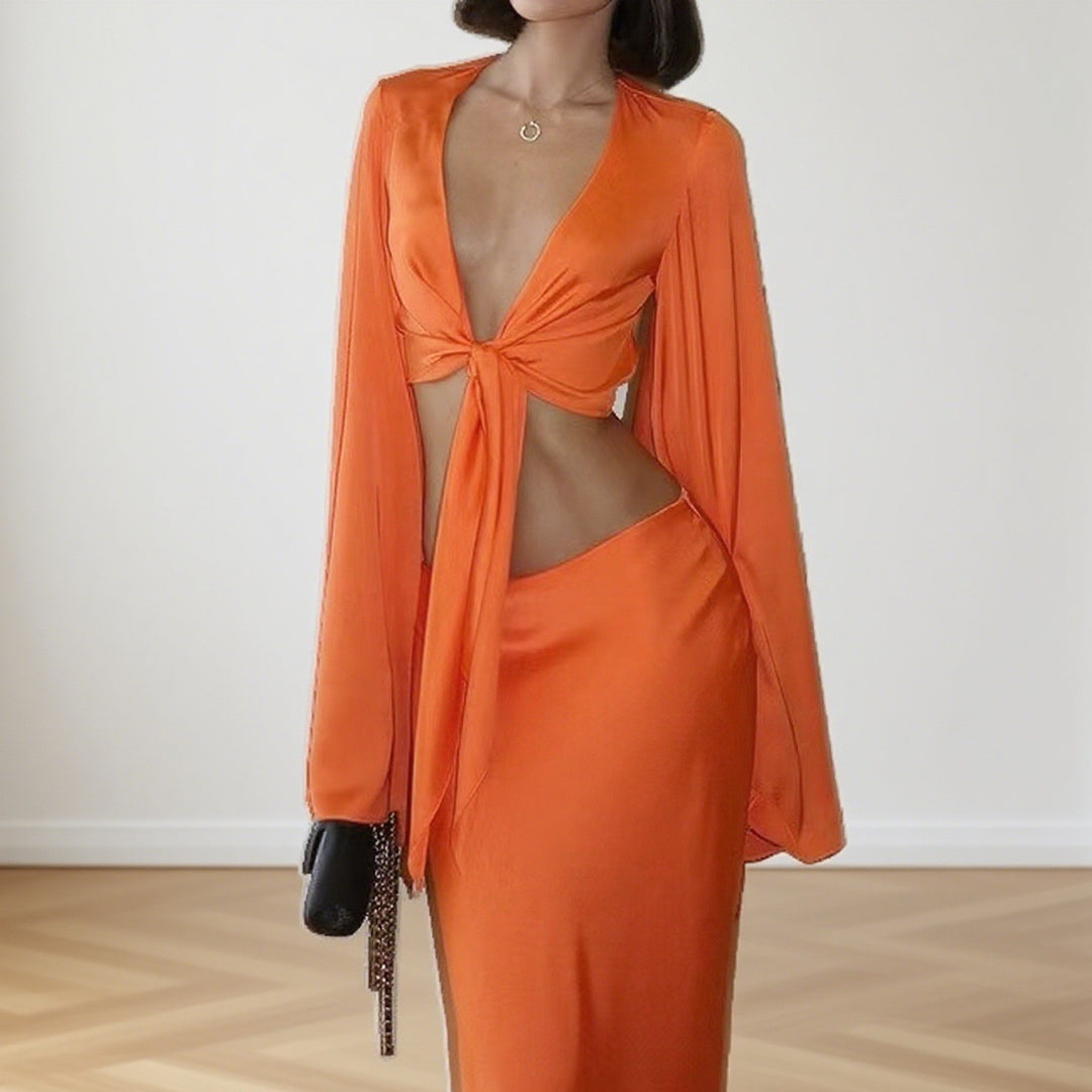 Dame sæt bestående af cropped top med lange, vide ærmer og matchende midi-nederdel Skovae
