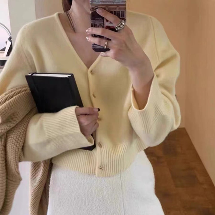 Kvinders cardigan med dyb V-hals og elegante knapper Stilla
