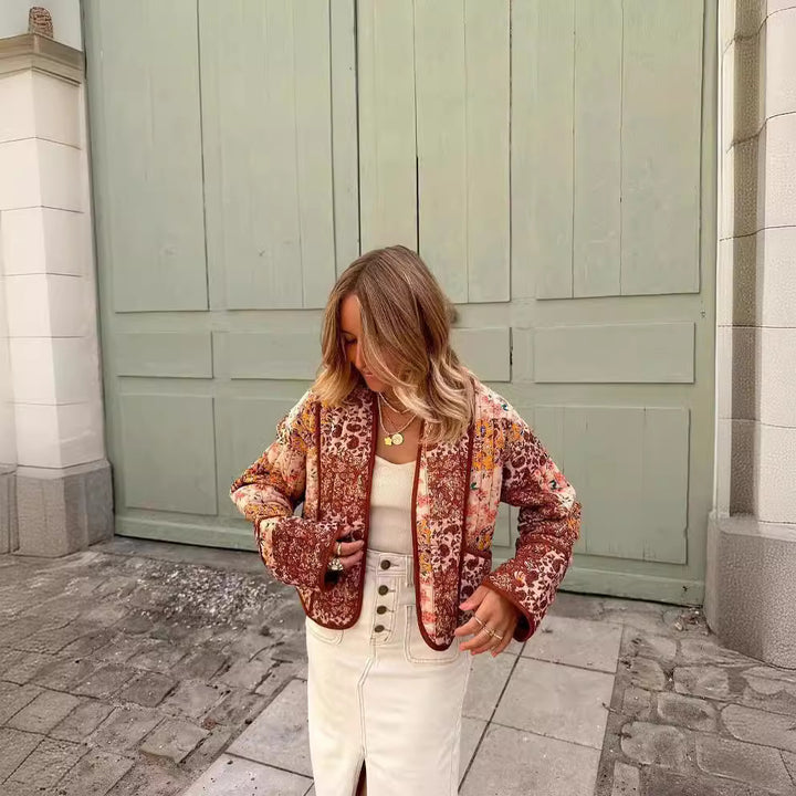 Dame kimono jakke med blomster print og elegant skærekonstruktion Stilla