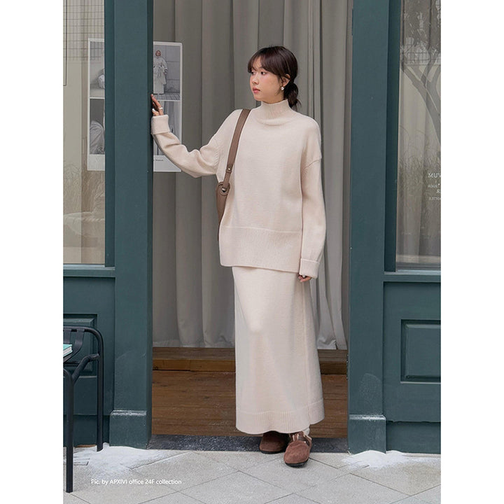 Dame strik-ensemble med oversized sweater og maxiskørt i minimalistisk design Stilla