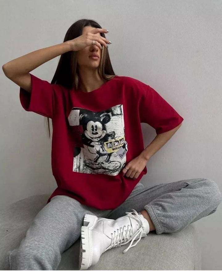 Dame T-shirt med kunstnerisk Mickey Mouse tryk og afslappet snit Stilla