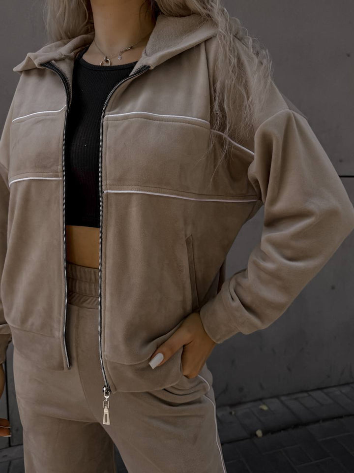 Kvinders sporty-elegante fleece joggingdragt med lynlås Skovae