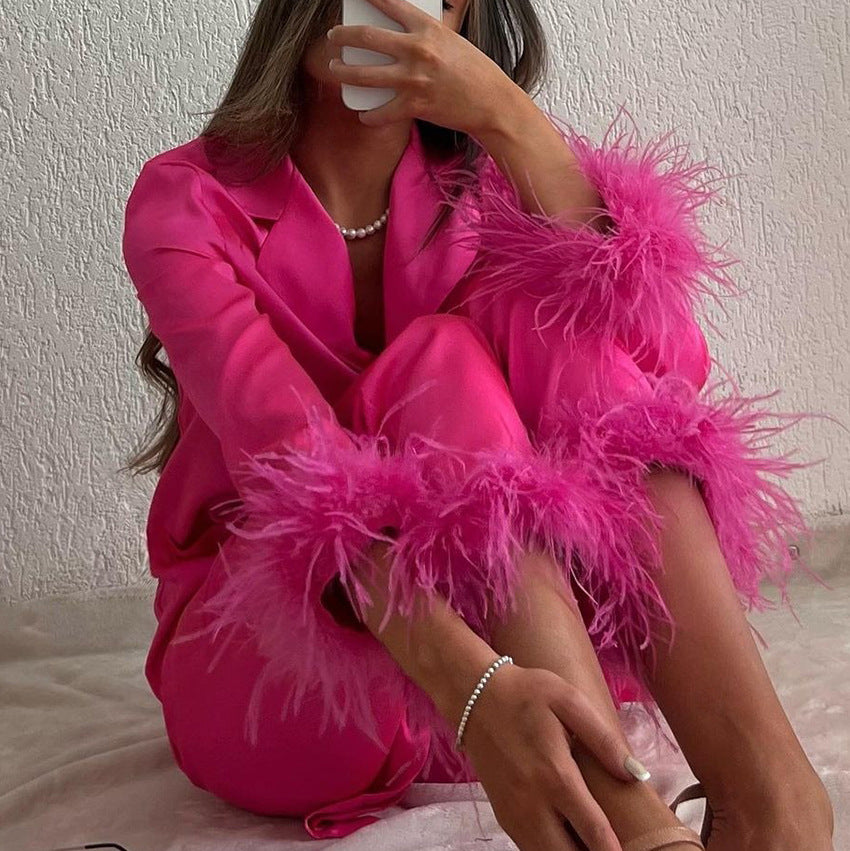 Dame Satin pyjamas med elegante fjerdetaljer Stilla