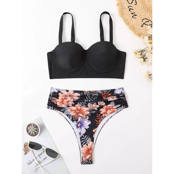 Dame Bikini-sæt med polstret top og moderigtige blomstertrusser Skovae