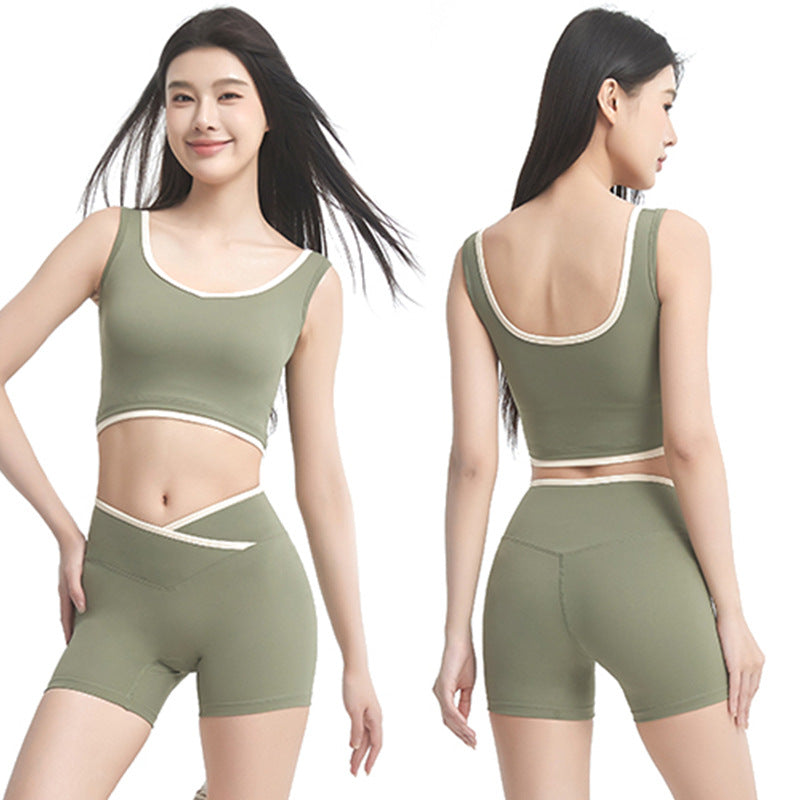 Dame sportssæt med elastisk crop-top og figursyet shorts Stilla