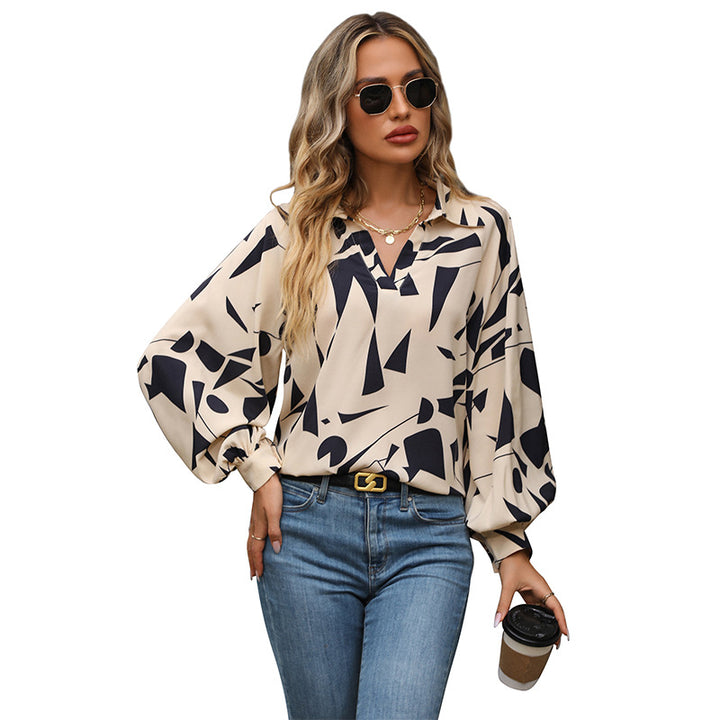 Damebluse med moderne grafisk design og V-hals Stilla