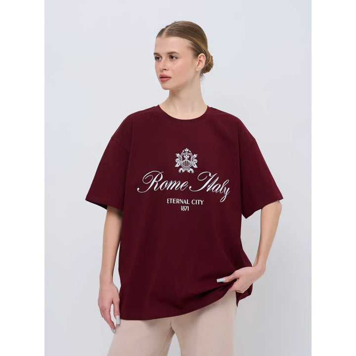 Dame Oversized T-shirt med stilfuld Rom-design og højkvalitets skrifttype Stilla