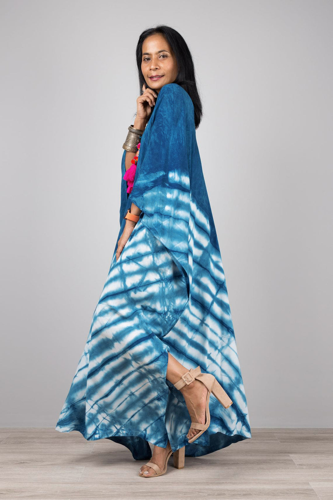 Dame Kaftan med kunstnerisk batikdesign og generøs pasform Stilla