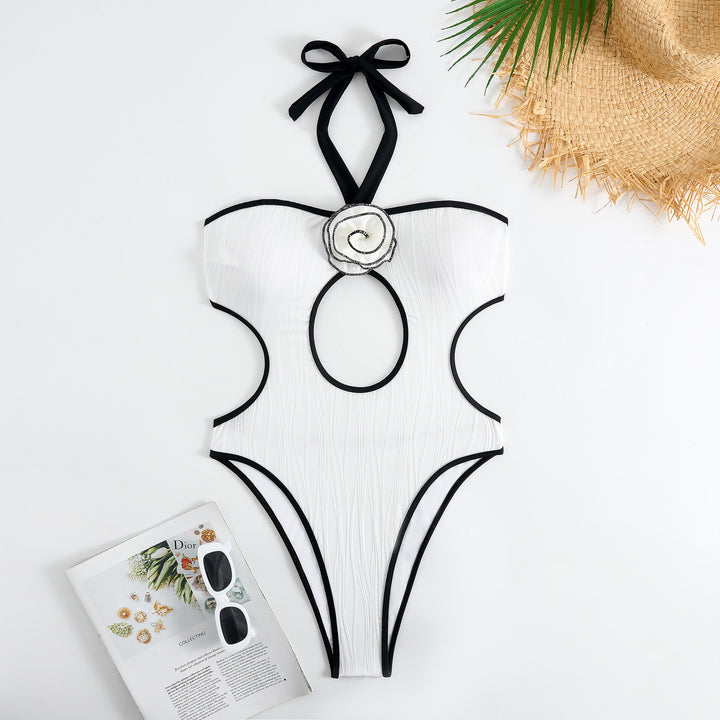 Dame Én-delt Badedragt med elegant Cut-Out-design og Blomsterapplikation Stilla