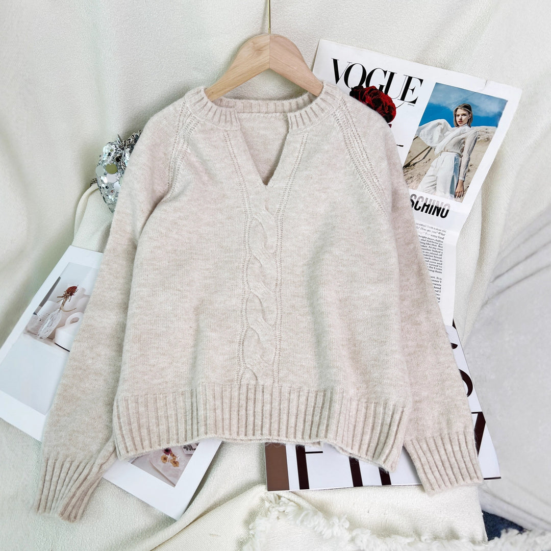 Kvinders strikket sweater med dyb V-hals og kabelmønster Stilla