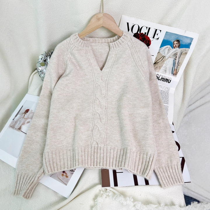 Kvinders strikket sweater med dyb V-hals og kabelmønster Stilla