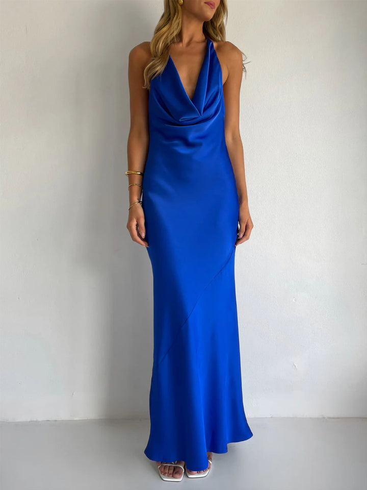Kvinders maxikjole med off-the-shoulder design og elegant draperingsdesign Skovae