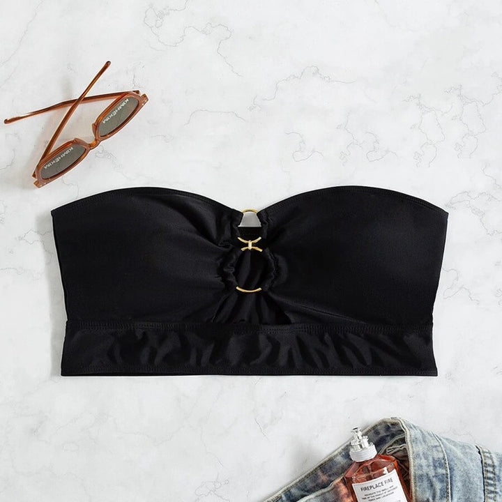 Dame bandeau bikini top med elegant rynkning og gyldne detaljer Stilla