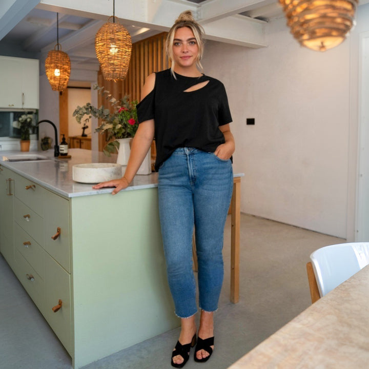 Dame fashion top med innovativt cut-out design Stilla