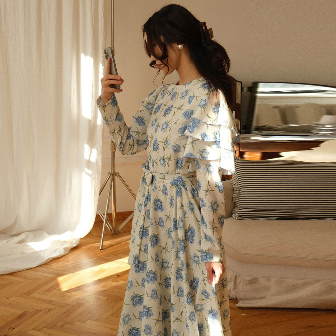 Kvinders maxi kjole med romantisk rynke design og blomsterdetaljer