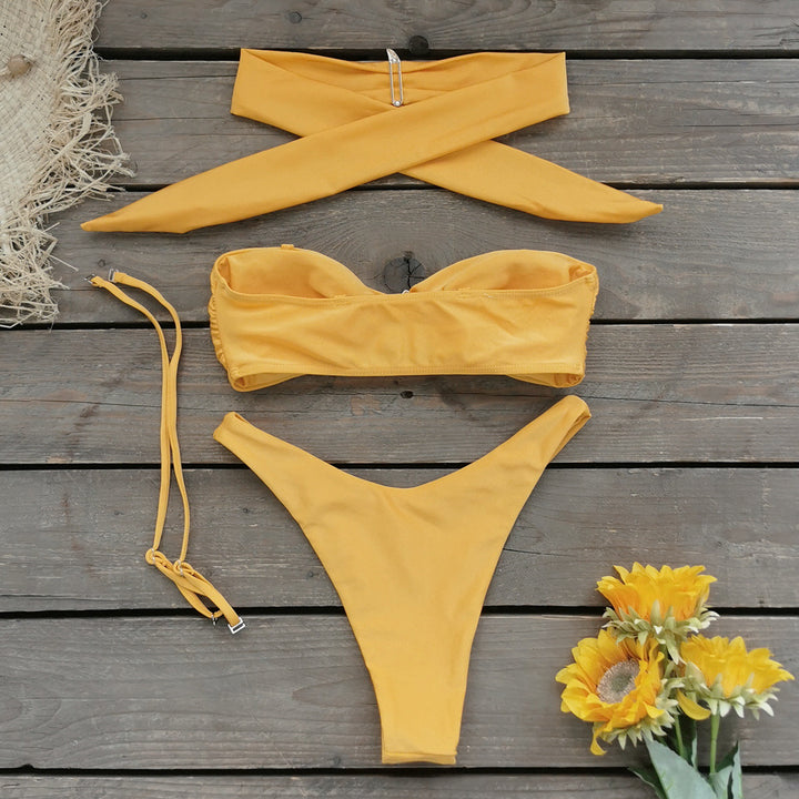 Dame bikini-sæt med elegant bandeau-top og fashionable dekorationer Stilla