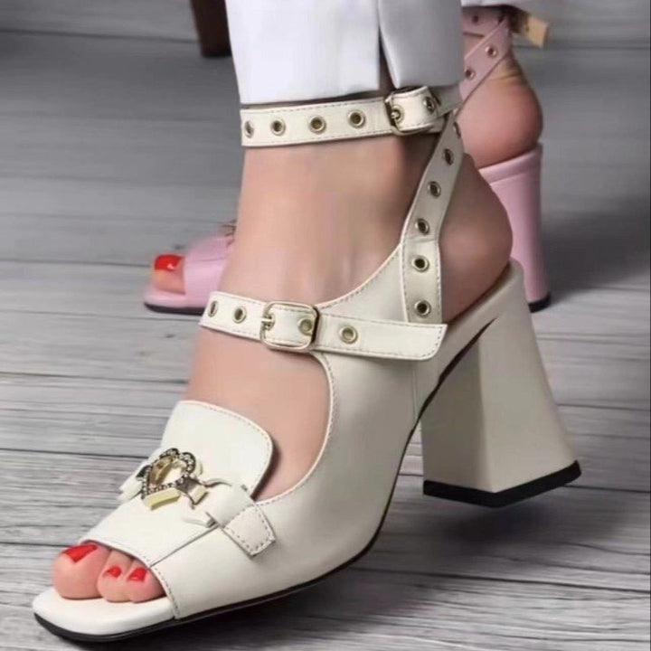 Dame sandaler med blokhæle og elegant spænde dekoration Stilla