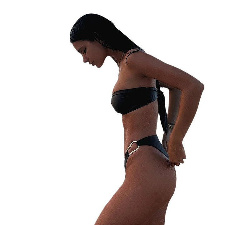 Dame bikini sæt med stilfuld bandeau-top og elegante ringdetaljer Stilla