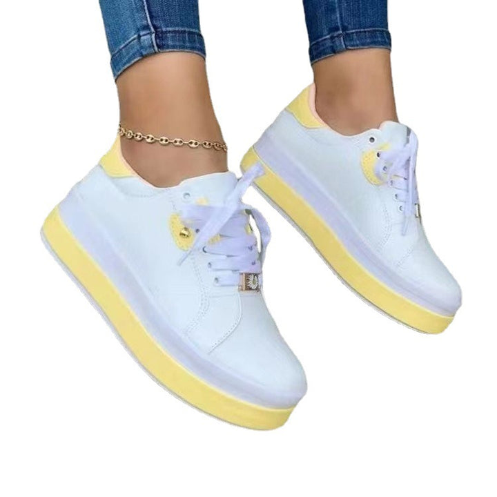 Dame Sneakers med moderigtigt plateau og elegante detaljer Stilla