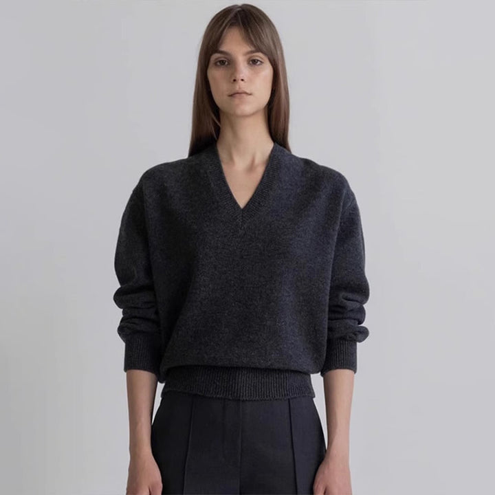 Kvinders afslappede V-hals sweater lavet af blødt materiale Stilla