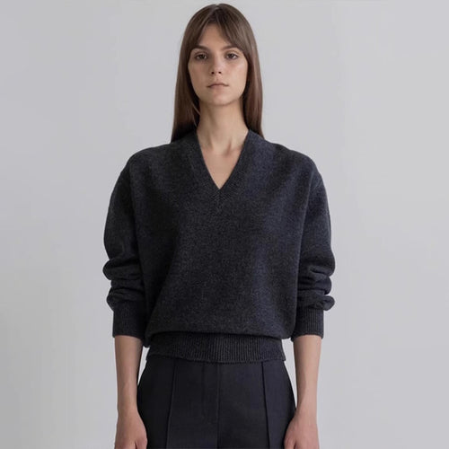 Kvinders afslappede V-hals sweater lavet af blødt materiale Stilla