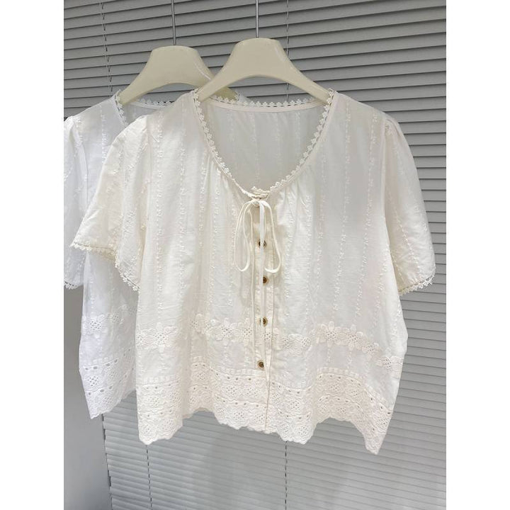 Dame broderet bluse med korte ærmer og binde-krave-detail Stilla