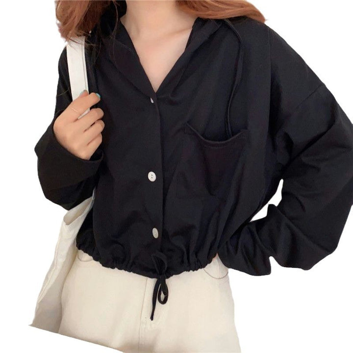 Femme Korte Button-Up Hoodie med Snøre-Detalje Stilla