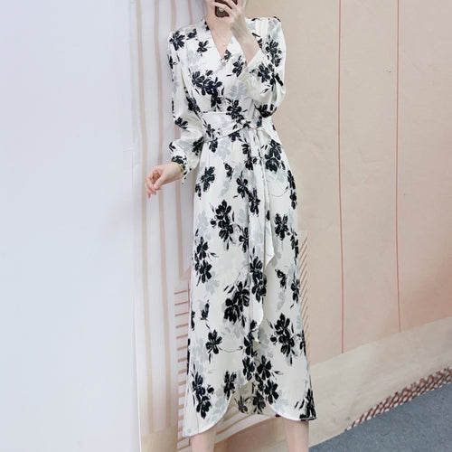 Dame omslagkjole med elegant blomsterprint og sart V-udskæring Stilla