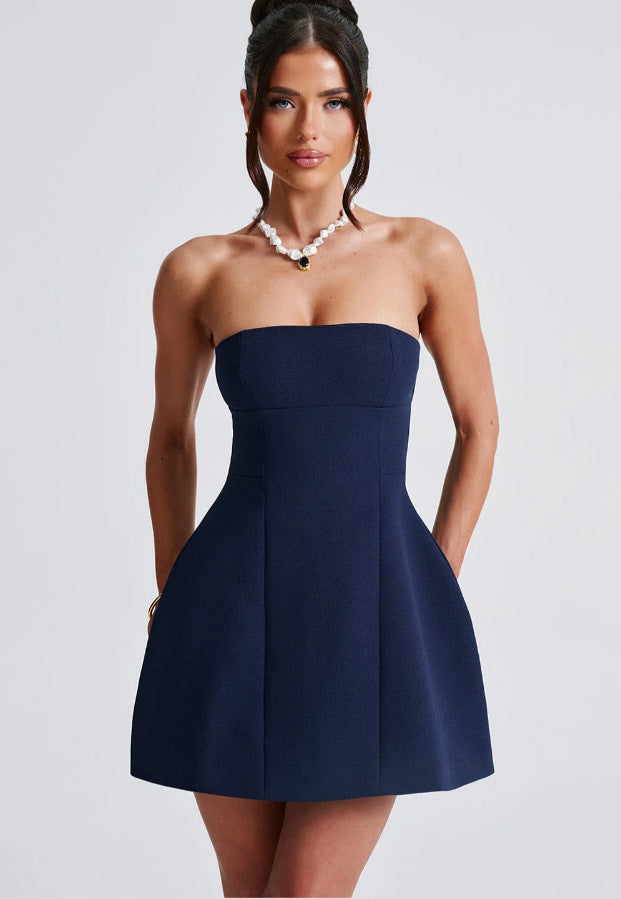 Dame mini kjole med strapless design og flatterende vid nederdel Stilla