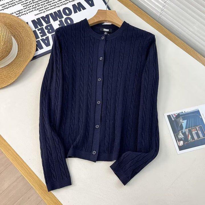 Kvinders cardigan med kabeldesign og knaplukning Stilla