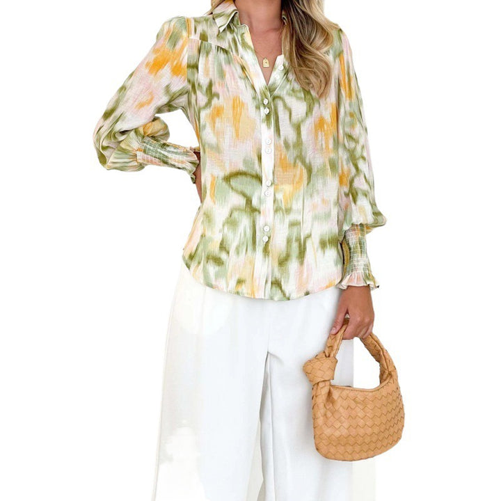 Damebluse med blomsterprint og knaplukning Stilla