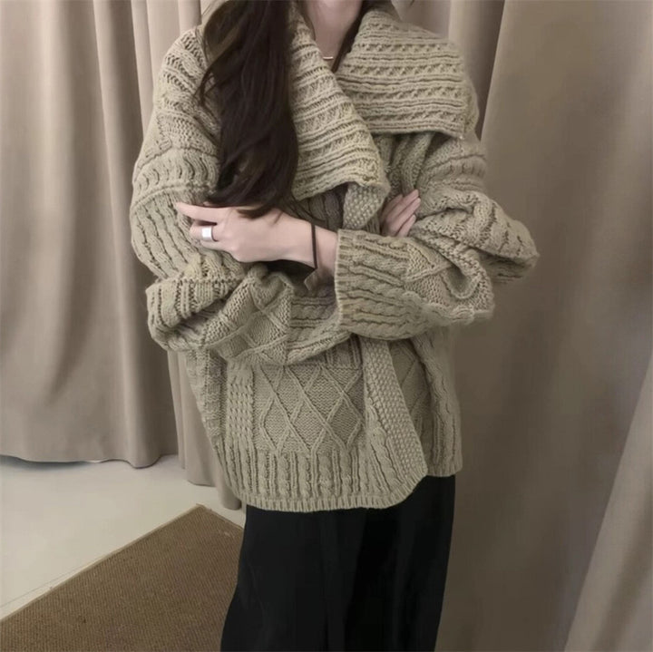 Kvinders chunky strikket cardigan med opretstående krave og unikke kabelmønstre Stilla