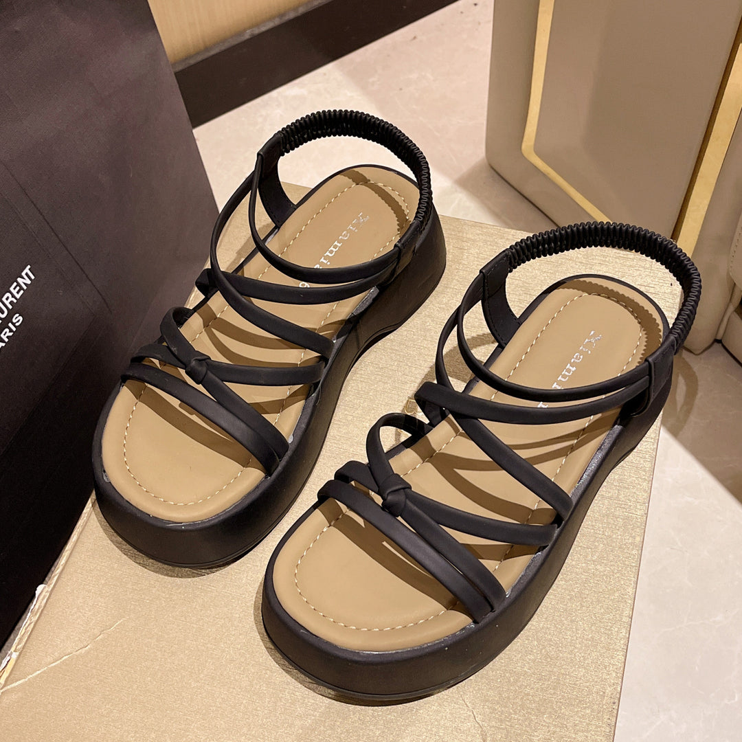 Dame plateau sandaler med raffineret remdesign og elastisk hælområde Stilla