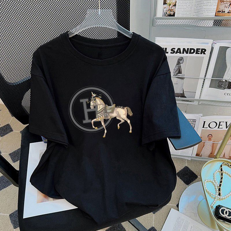 Dame T-shirt med høj kvalitets heste motiv og luksuriøs logotryk Stilla